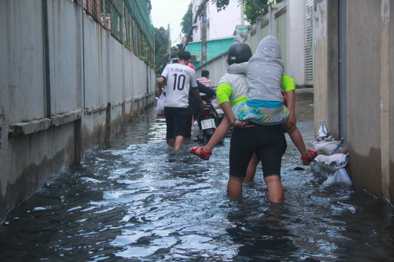 Can canh noi kho cua hoc sinh Sai Gon: Bi bom trong lan nuoc den ngom sau gio tan hoc-Hinh-2