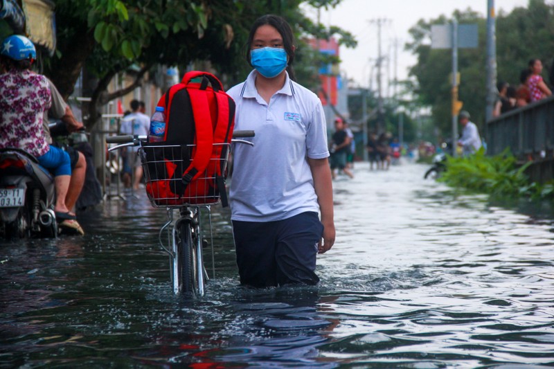 Can canh noi kho cua hoc sinh Sai Gon: Bi bom trong lan nuoc den ngom sau gio tan hoc-Hinh-3