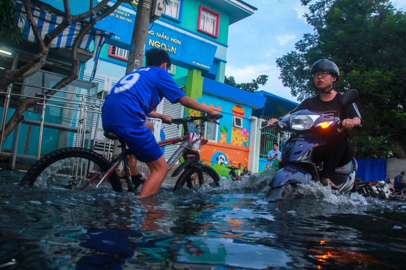 Can canh noi kho cua hoc sinh Sai Gon: Bi bom trong lan nuoc den ngom sau gio tan hoc-Hinh-5