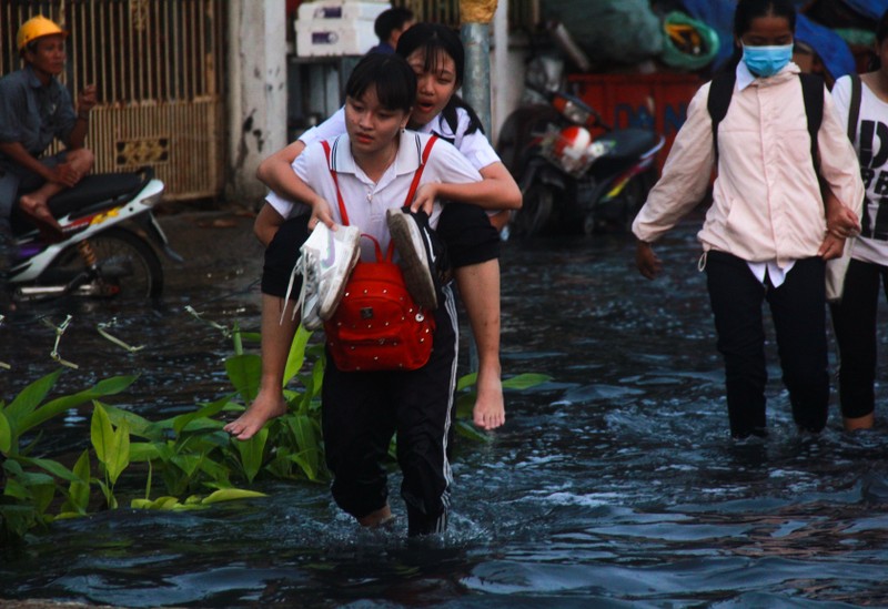 Can canh noi kho cua hoc sinh Sai Gon: Bi bom trong lan nuoc den ngom sau gio tan hoc-Hinh-6