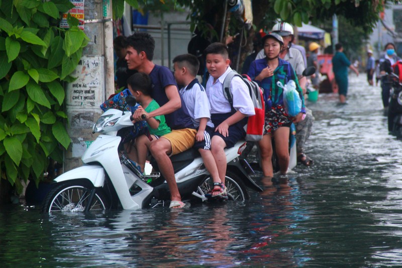 Can canh noi kho cua hoc sinh Sai Gon: Bi bom trong lan nuoc den ngom sau gio tan hoc