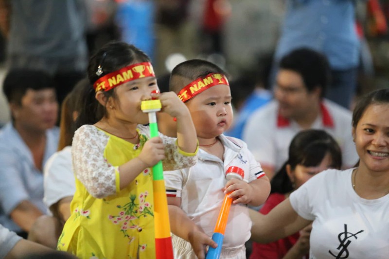 Viet Nam vs Malaysia:  Hang nghin co dong vien TP HCM “bung no” truoc gio bong lan-Hinh-2