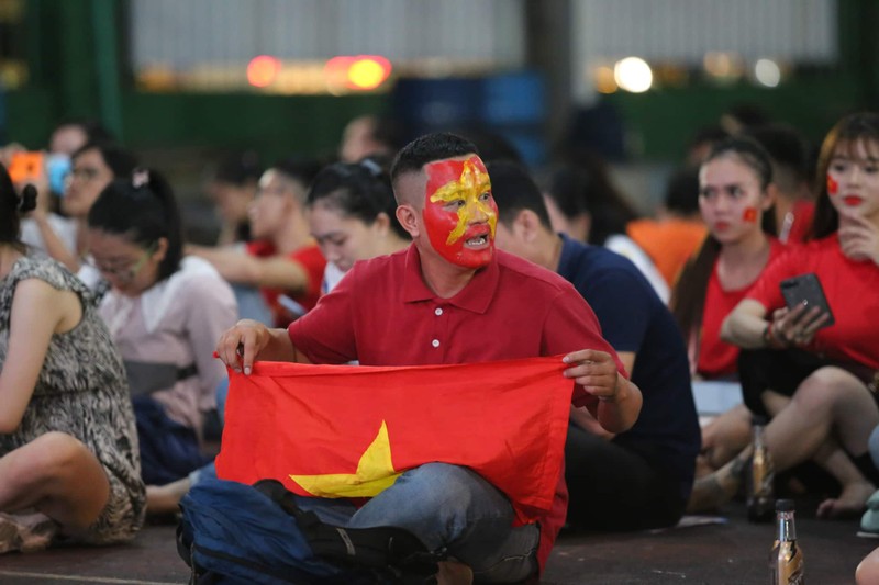 Viet Nam vs Malaysia:  Hang nghin co dong vien TP HCM “bung no” truoc gio bong lan-Hinh-3