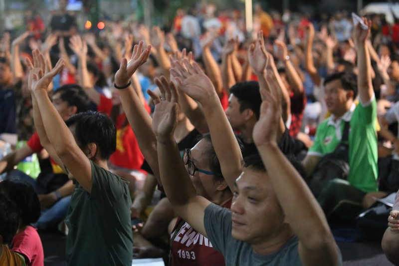 Viet Nam vs Malaysia:  Hang nghin co dong vien TP HCM “bung no” truoc gio bong lan-Hinh-4