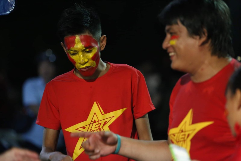 Viet Nam vs Malaysia:  Hang nghin co dong vien TP HCM “bung no” truoc gio bong lan-Hinh-5