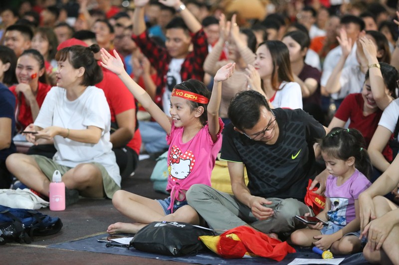 Viet Nam vs Malaysia:  Hang nghin co dong vien TP HCM “bung no” truoc gio bong lan-Hinh-6