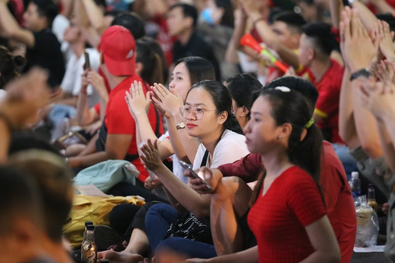 Viet Nam vs Malaysia:  Hang nghin co dong vien TP HCM “bung no” truoc gio bong lan-Hinh-7