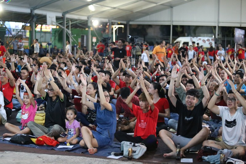 Viet Nam vs Malaysia:  Hang nghin co dong vien TP HCM “bung no” truoc gio bong lan-Hinh-8