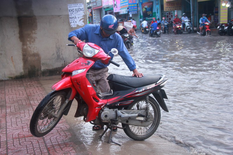 'Con duong dau kho' o Sai Gon, mua nho cung bien thanh song-Hinh-8