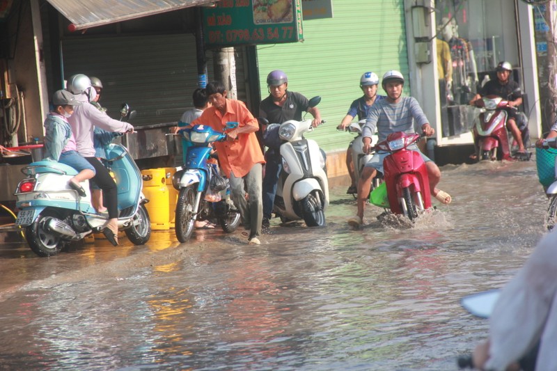 'Con duong dau kho' o Sai Gon, mua nho cung bien thanh song-Hinh-2