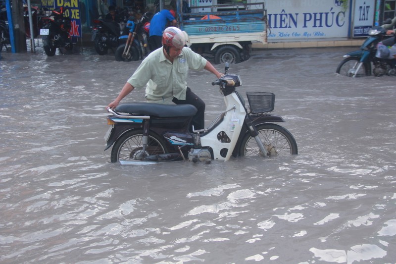 'Con duong dau kho' o Sai Gon, mua nho cung bien thanh song-Hinh-7