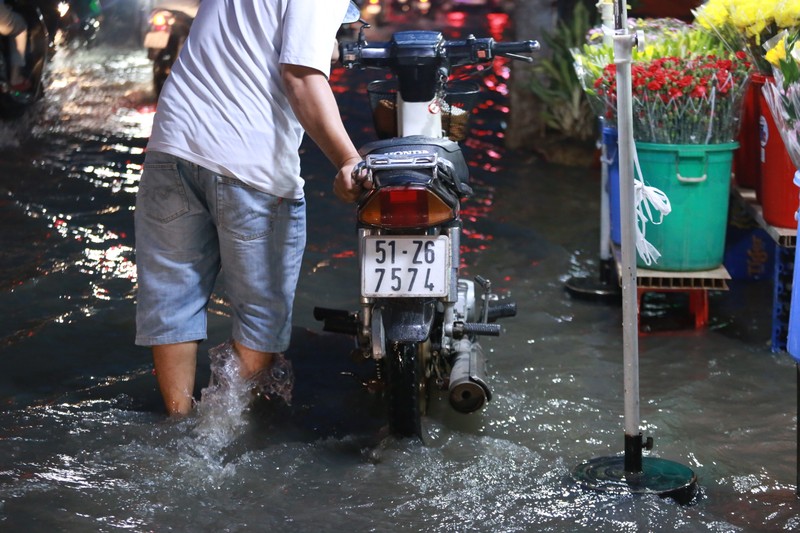 Nguoi gia hi huc day xe trong trieu cuong dang cao 1,6m o Sai Gon-Hinh-11