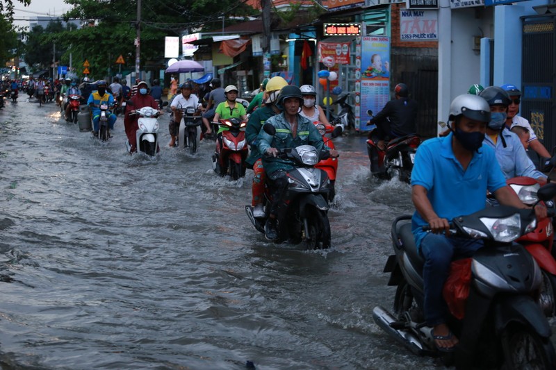 Nguoi gia hi huc day xe trong trieu cuong dang cao 1,6m o Sai Gon