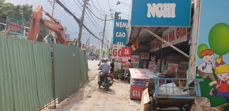 Lo cot duong ong nuoc “an ngu” giua duong, dan keu troi vi ket xe, buon ban e am-Hinh-2