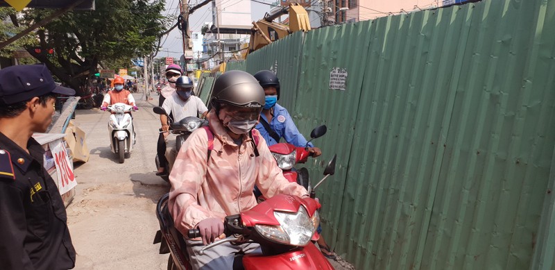 Lo cot duong ong nuoc “an ngu” giua duong, dan keu troi vi ket xe, buon ban e am-Hinh-5