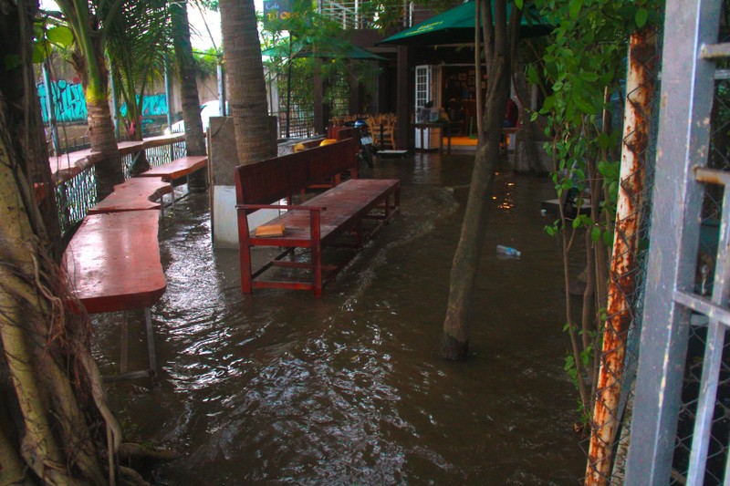 Tuyen duong khu nha giau Thao Dien bi trieu cuong “bao vay”, giao thong te liet-Hinh-10