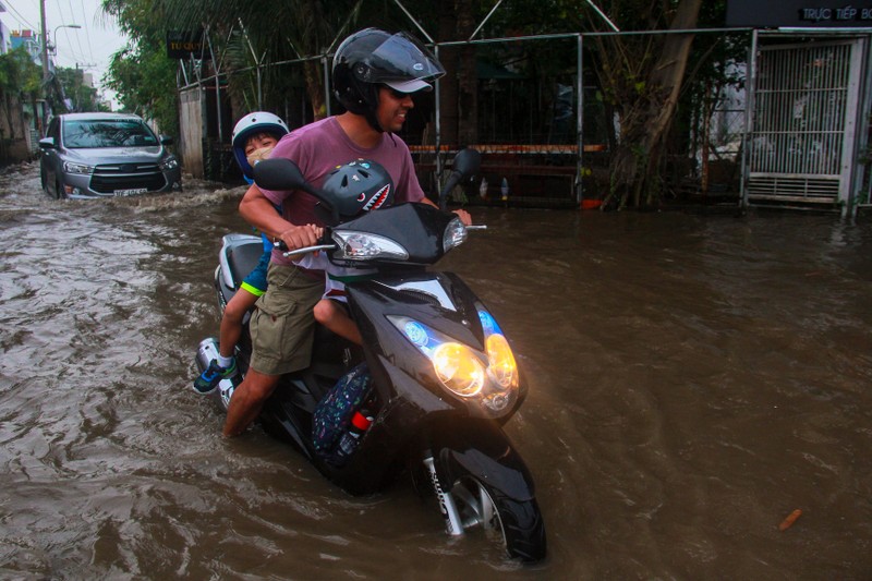 Tuyen duong khu nha giau Thao Dien bi trieu cuong “bao vay”, giao thong te liet-Hinh-11