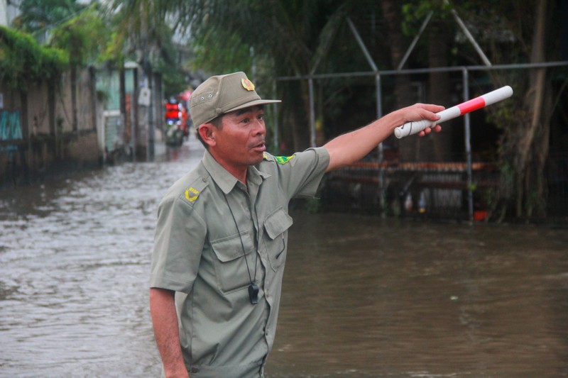 Tuyen duong khu nha giau Thao Dien bi trieu cuong “bao vay”, giao thong te liet-Hinh-12