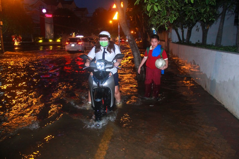 Tuyen duong khu nha giau Thao Dien bi trieu cuong “bao vay”, giao thong te liet-Hinh-16