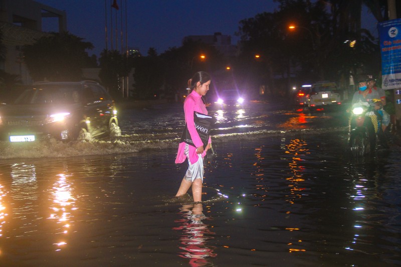 Tuyen duong khu nha giau Thao Dien bi trieu cuong “bao vay”, giao thong te liet-Hinh-17