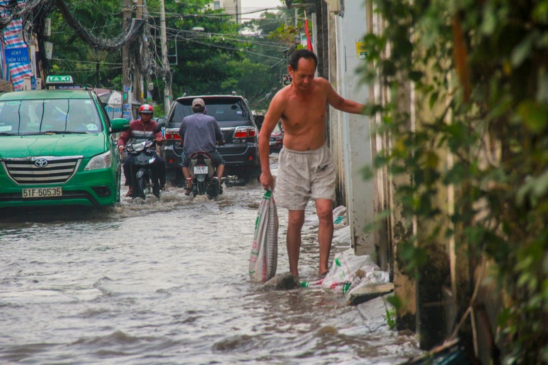 Tuyen duong khu nha giau Thao Dien bi trieu cuong “bao vay”, giao thong te liet-Hinh-4