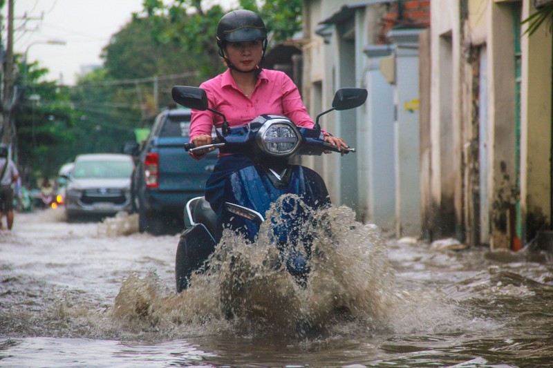 Tuyen duong khu nha giau Thao Dien bi trieu cuong “bao vay”, giao thong te liet-Hinh-7