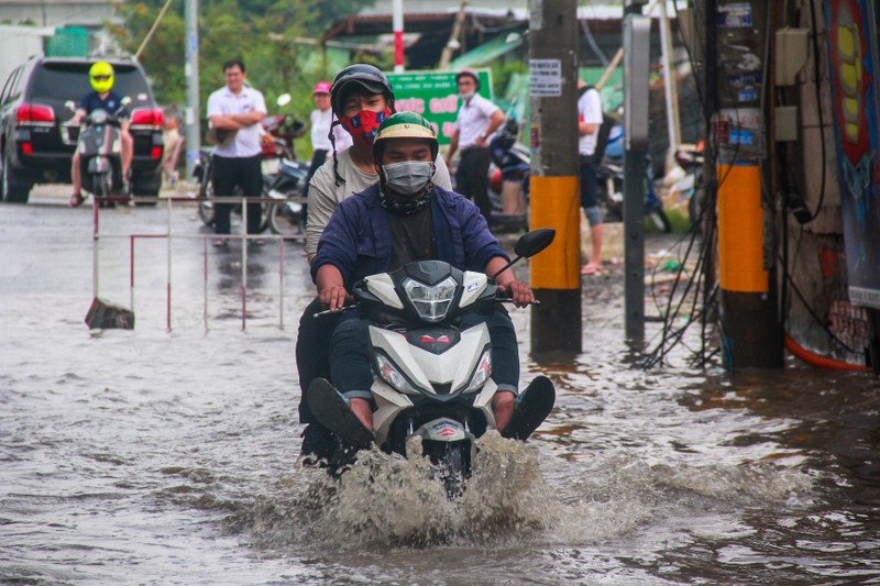 Tuyen duong khu nha giau Thao Dien bi trieu cuong “bao vay”, giao thong te liet