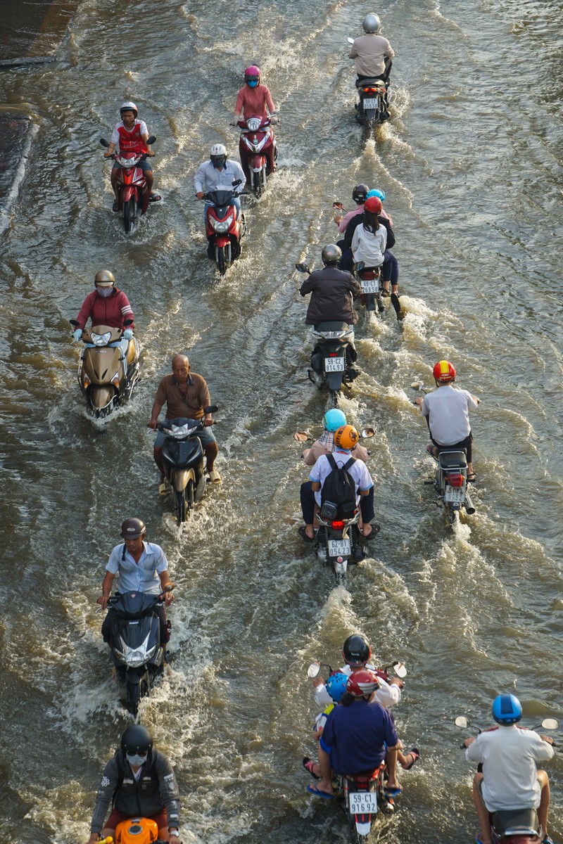 Trieu cuong len dinh, nguoi dan trong hem nho o Sai Gon vat lon voi nuoc ban-Hinh-2