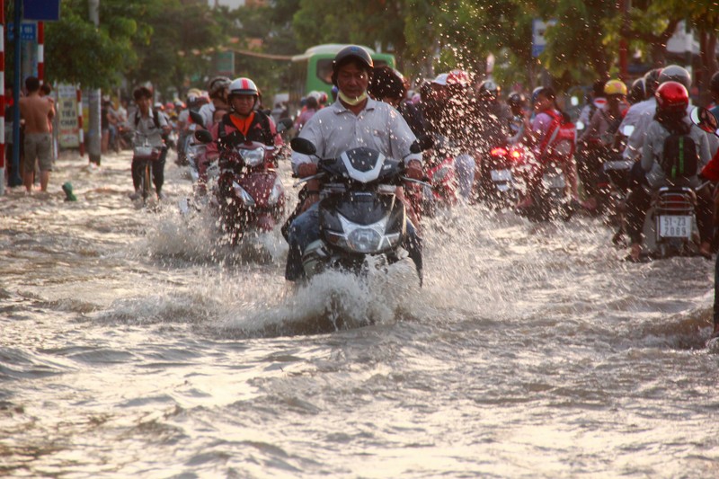 Trieu cuong len dinh, nguoi dan trong hem nho o Sai Gon vat lon voi nuoc ban-Hinh-3