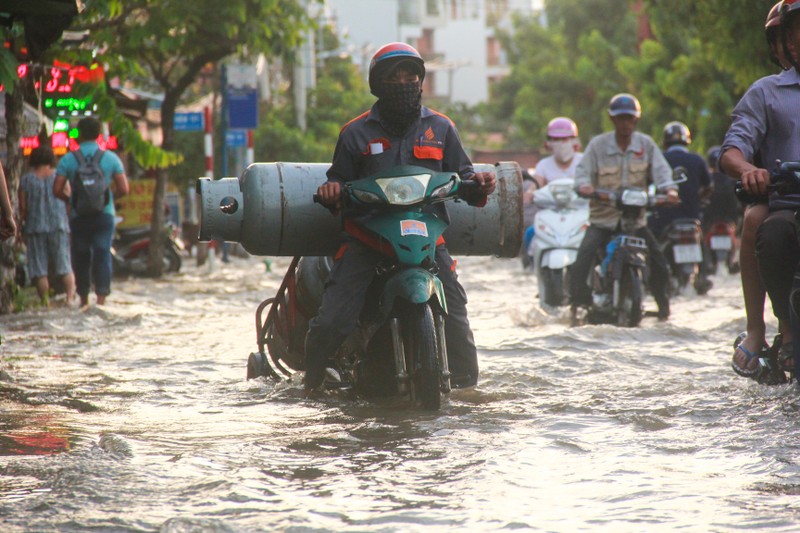 Trieu cuong len dinh, nguoi dan trong hem nho o Sai Gon vat lon voi nuoc ban-Hinh-4