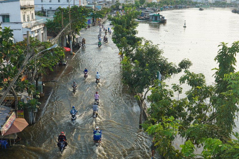 Trieu cuong len dinh, nguoi dan trong hem nho o Sai Gon vat lon voi nuoc ban