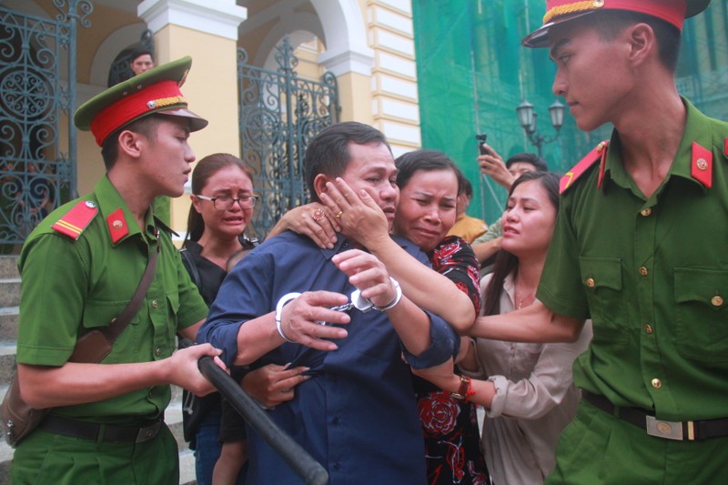 Gia dinh khoc nghen, xin duoc om hon bi cao lua dao Vu 'nhom'-Hinh-7