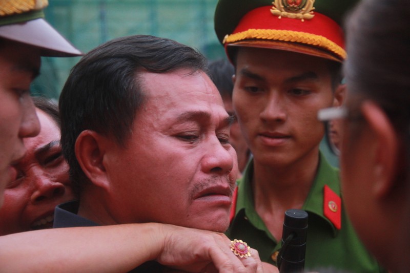 Gia dinh khoc nghen, xin duoc om hon bi cao lua dao Vu 'nhom'-Hinh-8