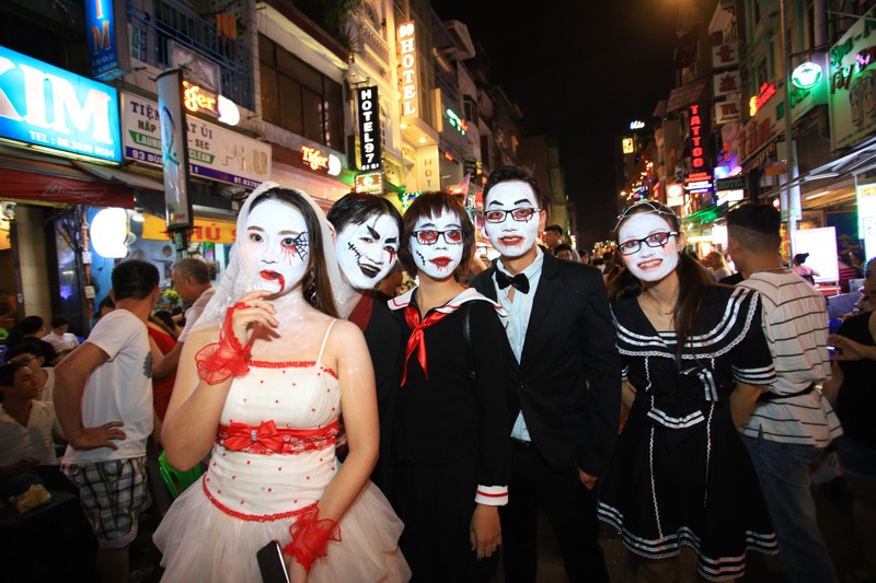 Treo hinh dau nguoi o pho Tay Bui Vien trong dem Halloween