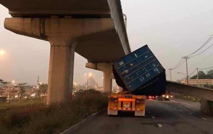 Cau bo hanh vua lap tren xa lo Ha Noi bi xe container keo sap-Hinh-2