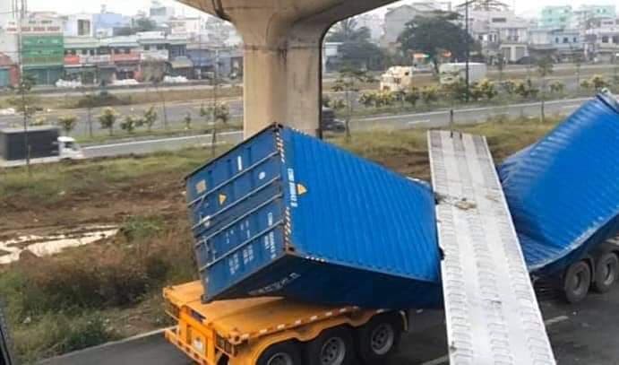 Cau bo hanh vua lap tren xa lo Ha Noi bi xe container keo sap