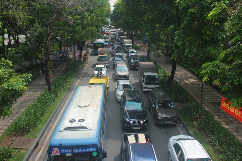 Ket xe tu sang toi trua o duong Truong Son, nhieu nguoi bo o to chay bo vao san bay-Hinh-10