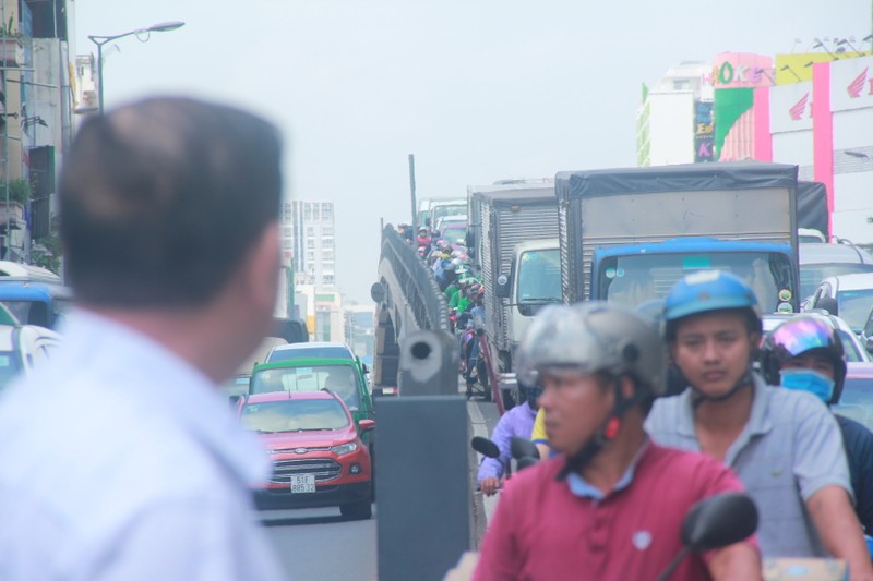 Ket xe tu sang toi trua o duong Truong Son, nhieu nguoi bo o to chay bo vao san bay-Hinh-2