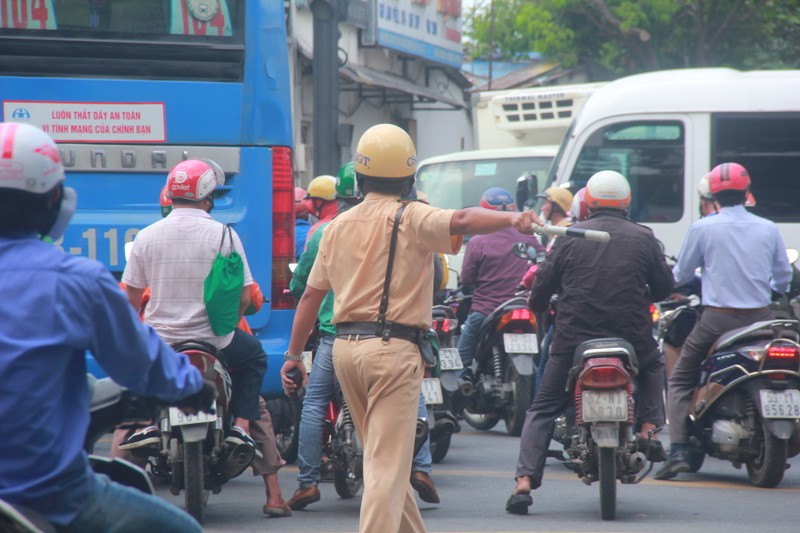 Ket xe tu sang toi trua o duong Truong Son, nhieu nguoi bo o to chay bo vao san bay-Hinh-5