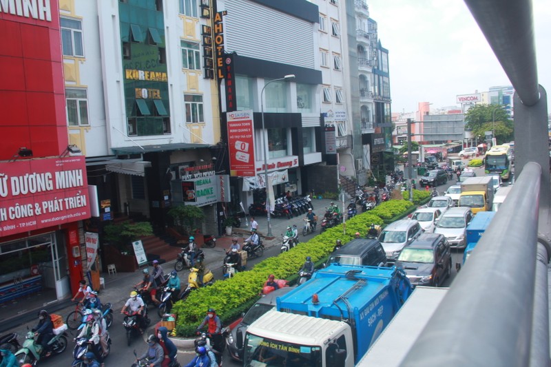 Ket xe tu sang toi trua o duong Truong Son, nhieu nguoi bo o to chay bo vao san bay-Hinh-6