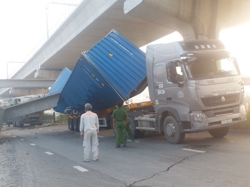 Nhieu sai pham o cau bo hanh bang qua Xa lo Ha Noi bi xe container keo sap-Hinh-2