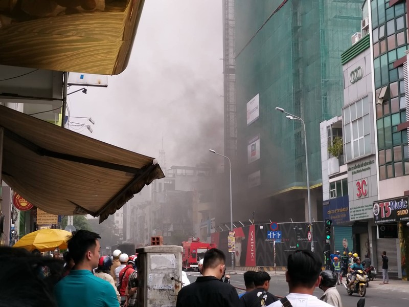 Chay lon tai cao oc Wink Sai Gon Center Hotel, nhieu nguoi thao chay vi khoi den bao trum-Hinh-2