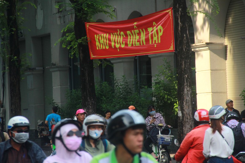 Phong toa khu trung tam Sai Gon, hang tram canh sat dien tap quy mo lon-Hinh-13