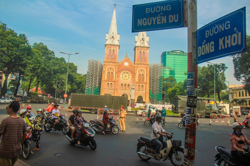 Phong toa khu trung tam Sai Gon, hang tram canh sat dien tap quy mo lon-Hinh-4