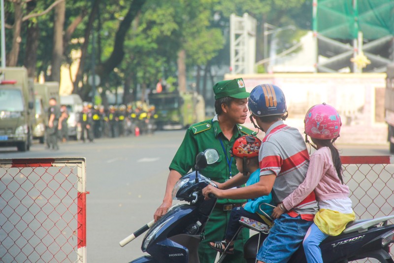 Phong toa khu trung tam Sai Gon, hang tram canh sat dien tap quy mo lon-Hinh-6