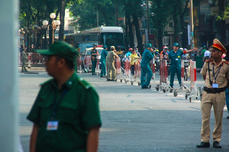 Phong toa khu trung tam Sai Gon, hang tram canh sat dien tap quy mo lon-Hinh-7