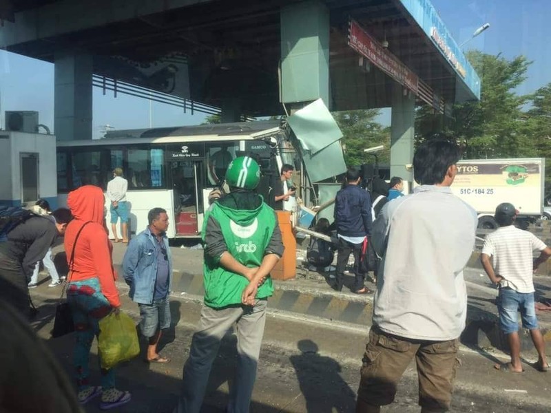 Xe khach cho nhieu nguoi lao vao tram thu phi tren cao toc TP.HCM - Trung Luong-Hinh-3