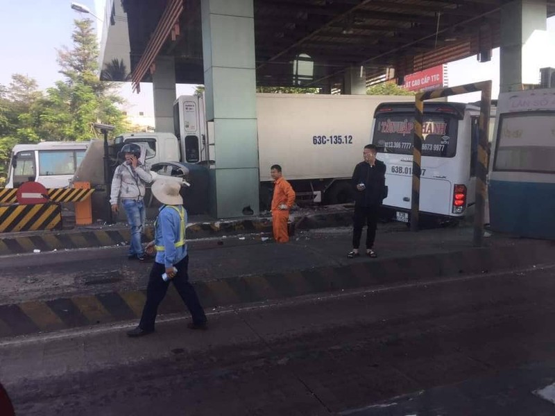 Xe khach cho nhieu nguoi lao vao tram thu phi tren cao toc TP.HCM - Trung Luong