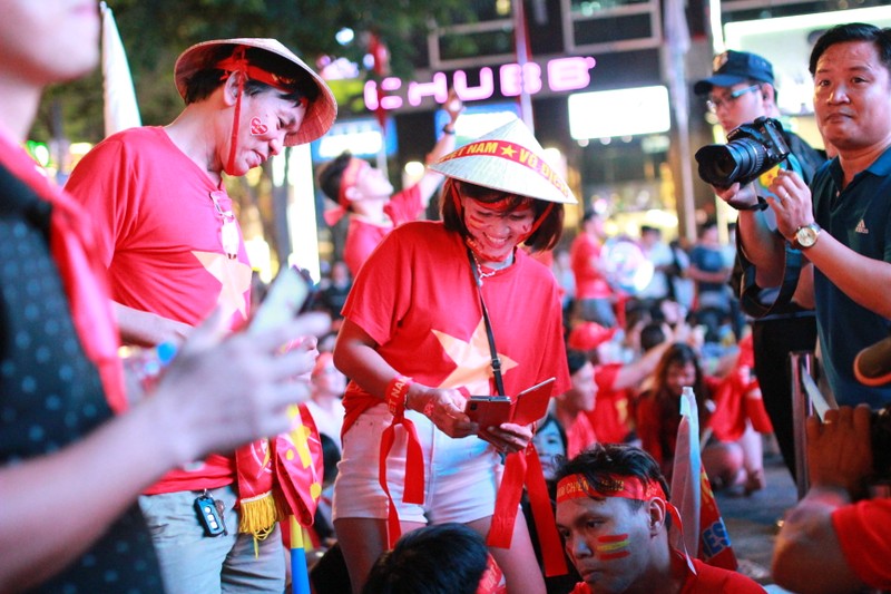 Chung ket U22 Viet Nam - U22 Indonesia: Co do sao vang hung huc khi the tren pho Nguyen Hue-Hinh-11