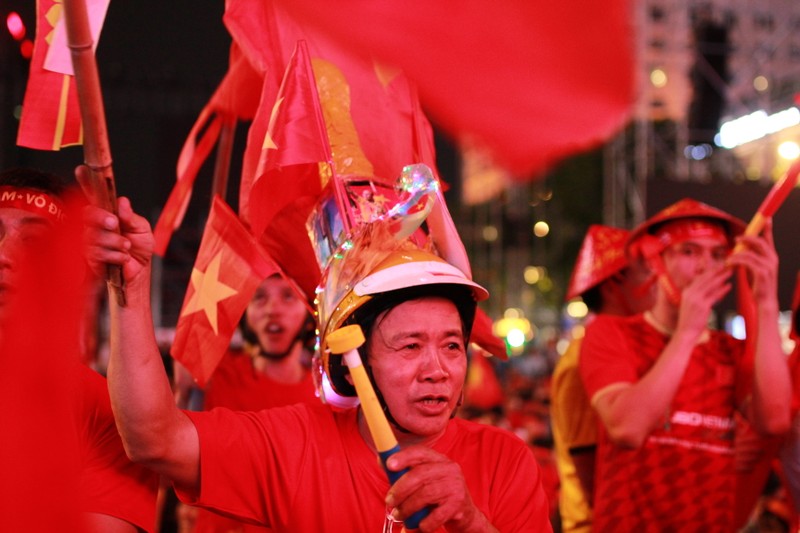 Chung ket U22 Viet Nam - U22 Indonesia: Co do sao vang hung huc khi the tren pho Nguyen Hue-Hinh-3